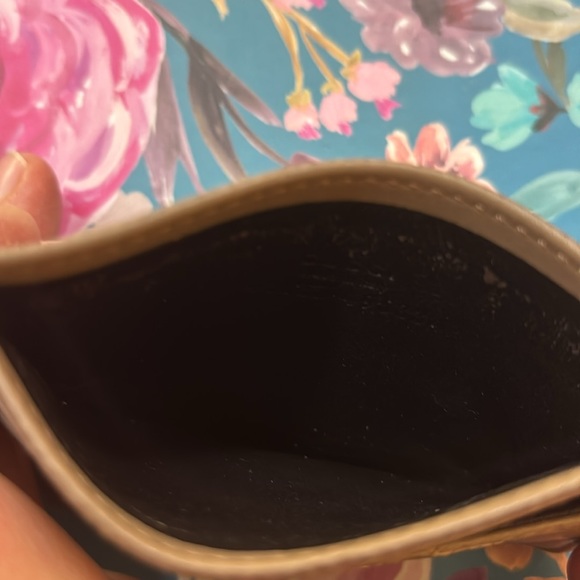 This Gucci card holder is in great preloved condition. Please refer to photos. - Picture 3 of 3